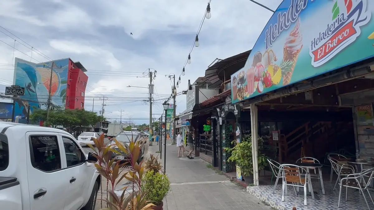 Locals Grill — Restaurante en Playa Jacó, Costa Rica