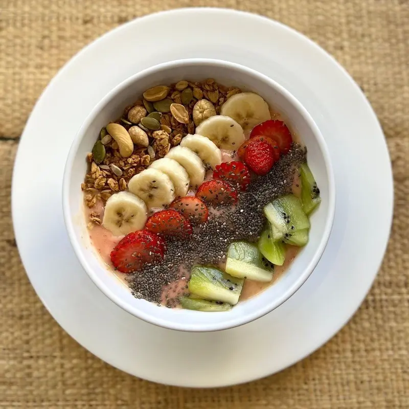 Bol de granola con banano, fresa, kiwi y chía