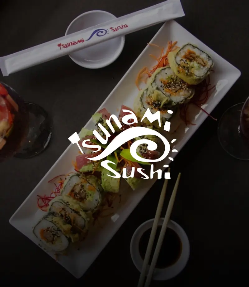 Plato largo con rollos de sushi con ajonjolí y palillos