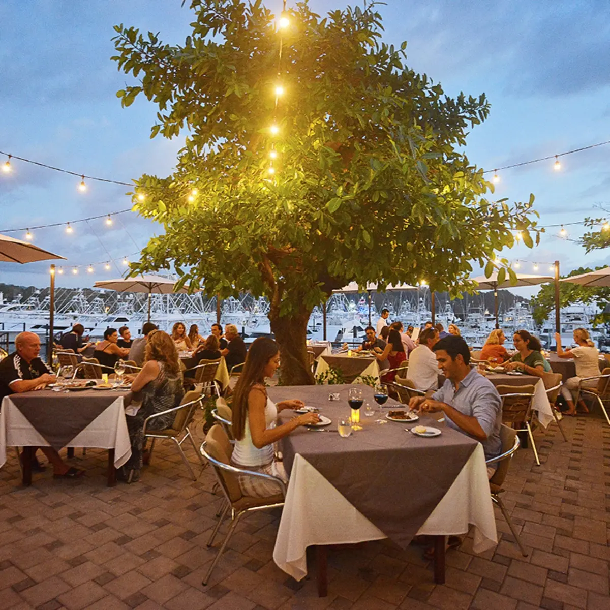 Lanterna Italian Steakhouse — Restaurante en Herradura, Costa Rica