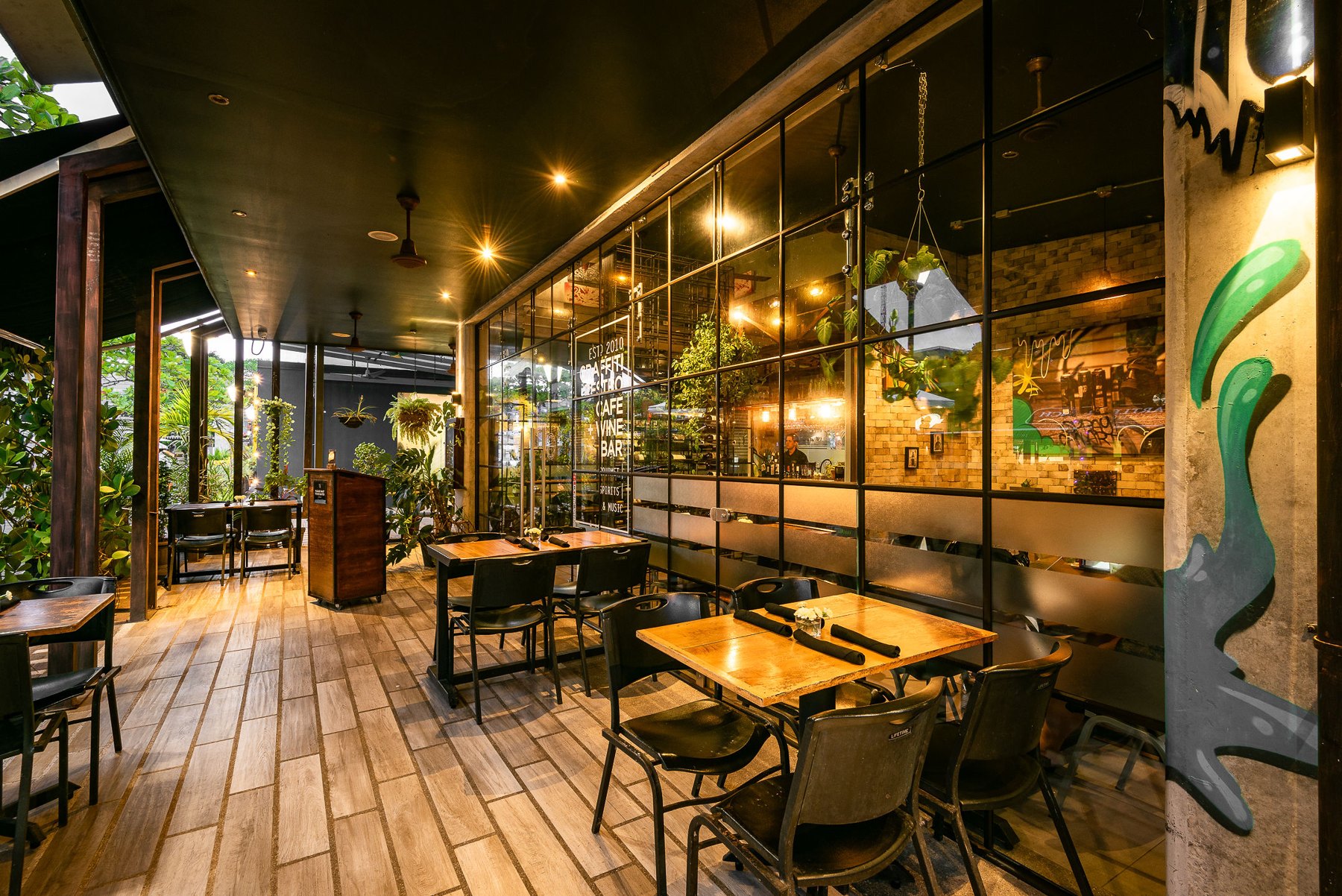 Graffiti Wine Bistro — Restaurante