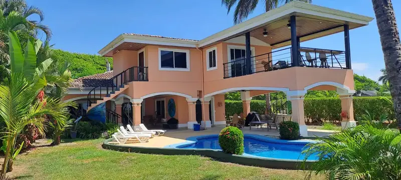 Casa Barracuda con su piscina, vista desde el jardín