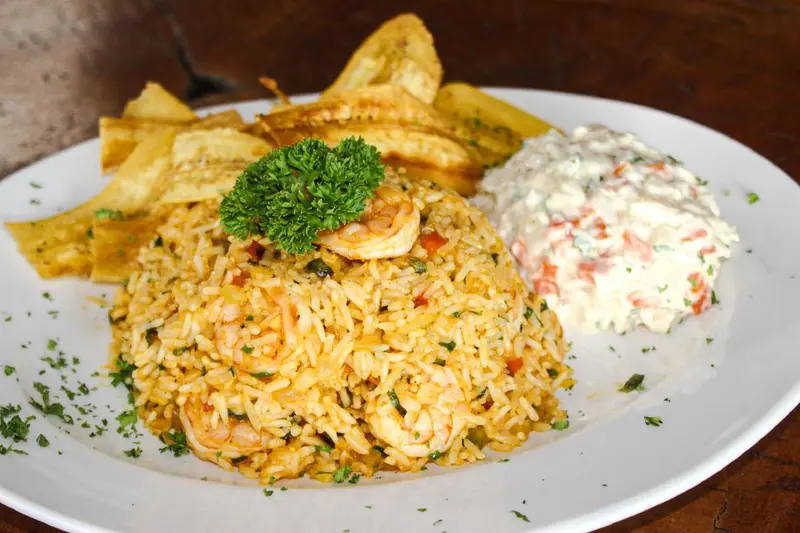 Arroz con camarones con chips de plátano y coleslaw