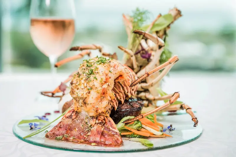 Plato de mariscos servido con una copa de vino rosado