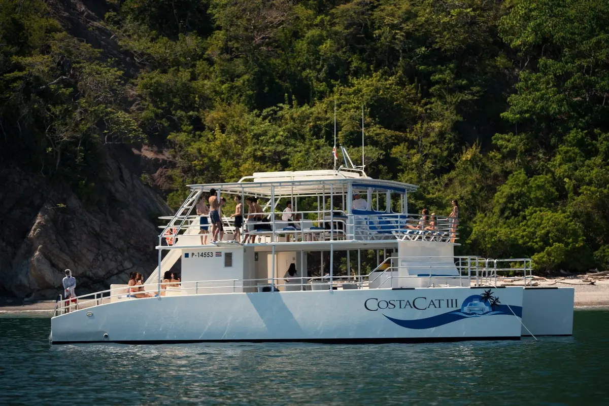 Costa Cat Cruises — Actividad en Herradura, Costa Rica