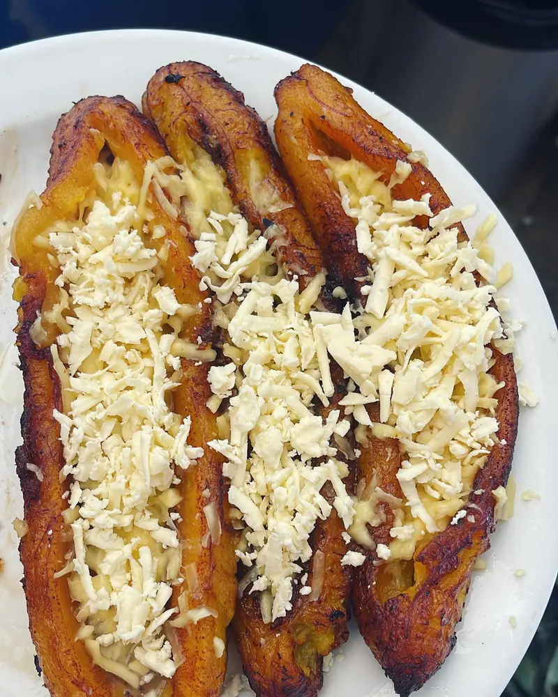 Plátanos maduros fritos con queso rallado