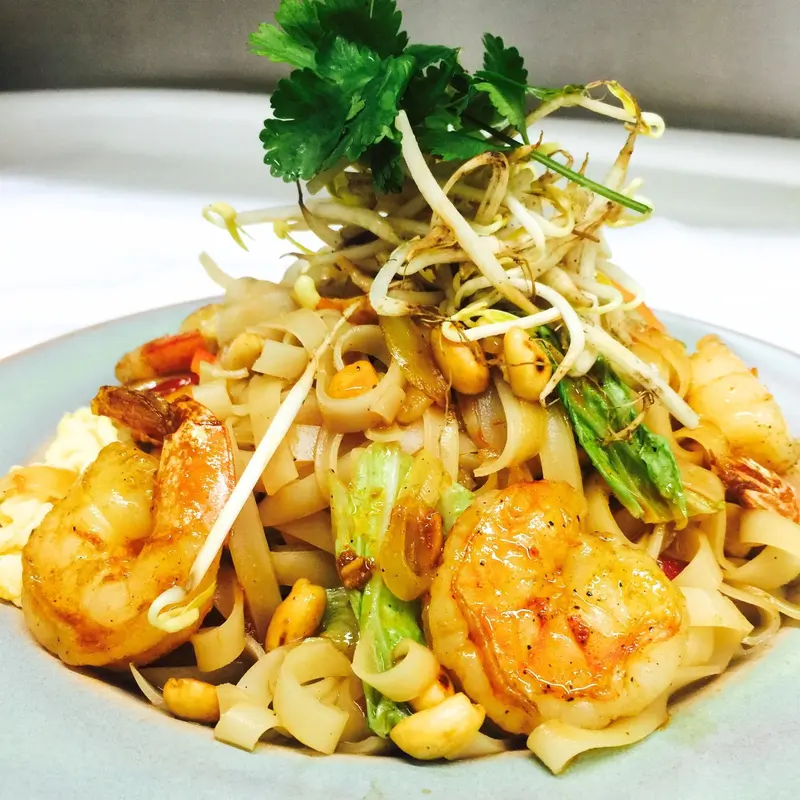 Pad Thai con camarones, fideos de arroz, brotes de frijol y maní