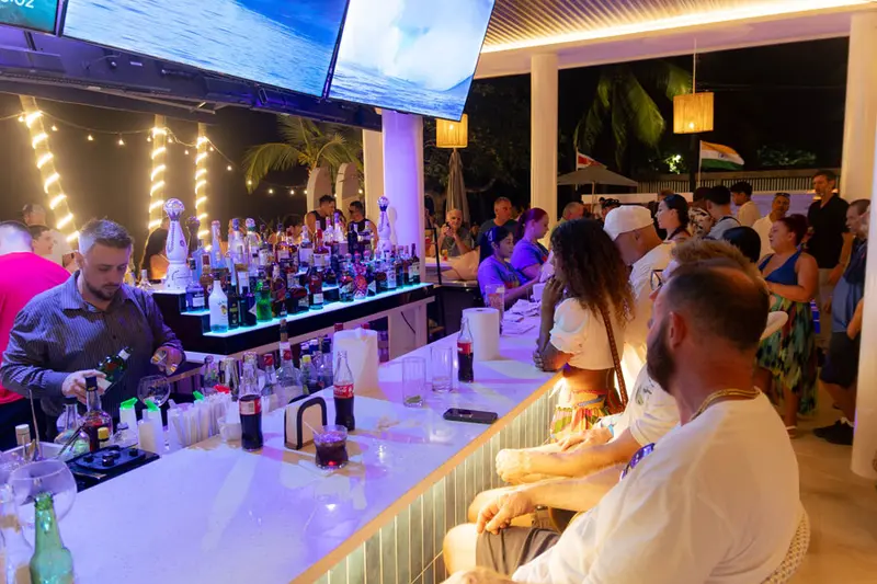 Barra de Ozeano de noche con bartender y clientes sentados