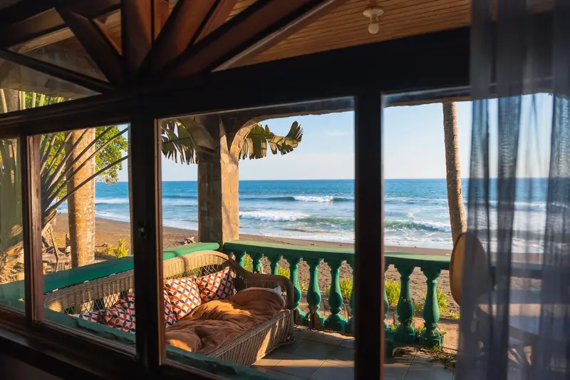 Terraza de una habitación con balaustrada y vista al mar