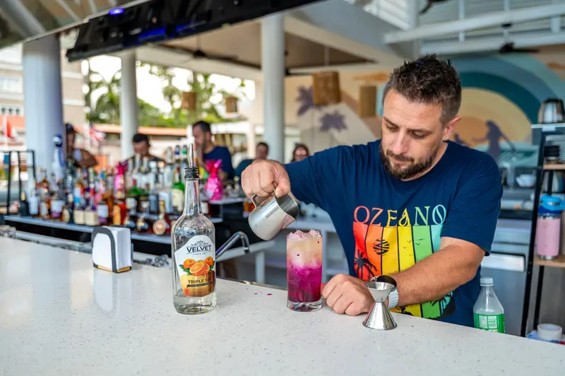 Bartender de Ozeano preparando un cóctel en la barra