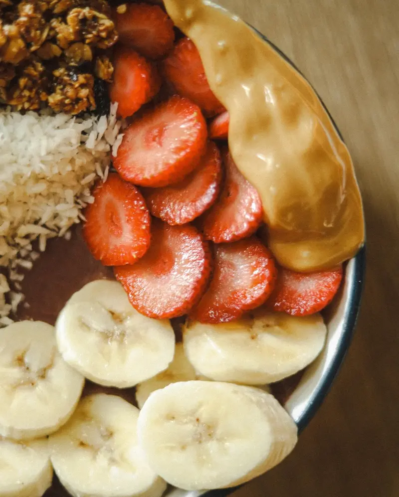 Bowl de açaí con fresas, banano y granola