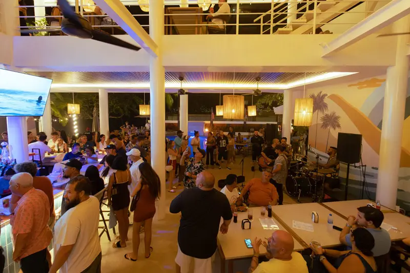 Ambiente nocturno en Ozeano con música en vivo y mesas llenas