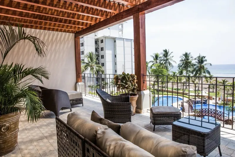 Terraza de una habitación con sofás y vista al mar