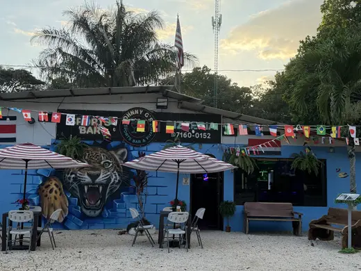 Johnny G's Sports Bar & Pizzeria — Bar en Playa Hermosa, Costa Rica