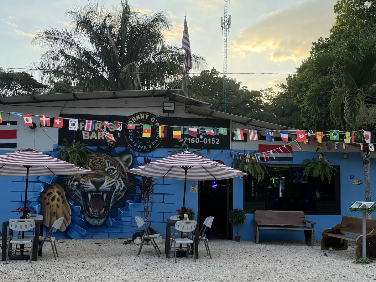 Johnny G's Sports Bar & Pizzeria — Bar en Playa Hermosa, Costa Rica