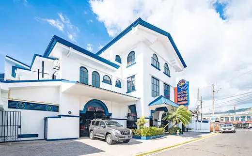 Oz Hotel & Sports Bar — Bar en Playa Jacó, Costa Rica