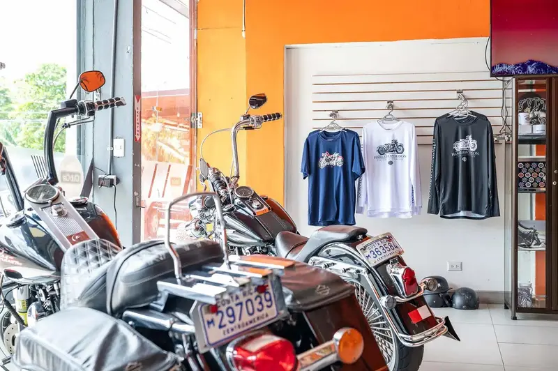 Interior de la oficina con una Harley-Davidson y camisetas a la venta