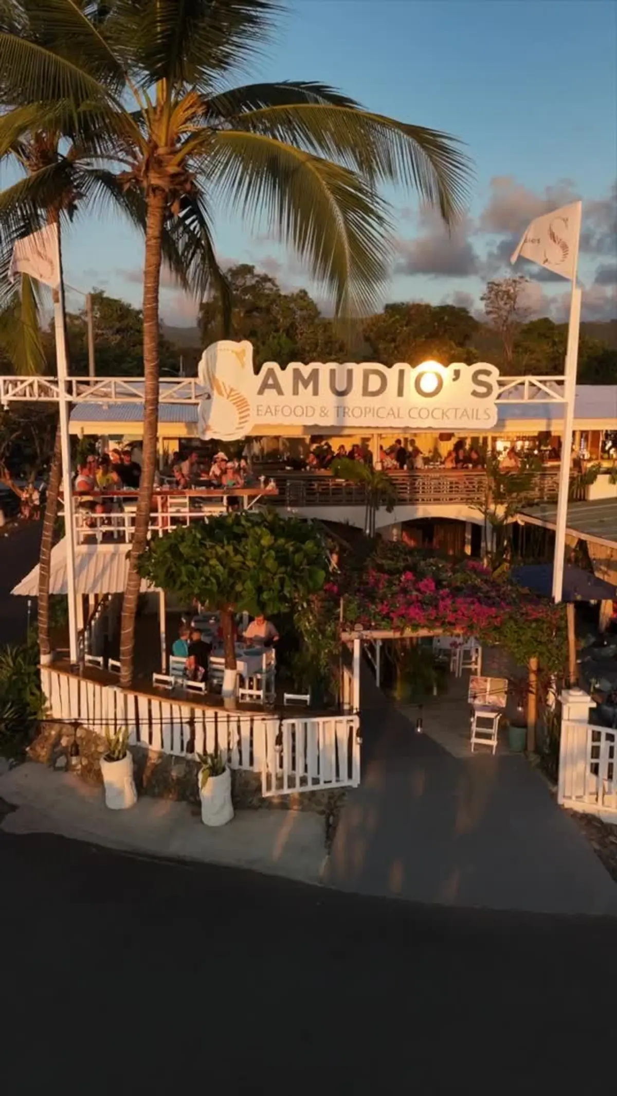 Samudio's Sunset Restobar — Restaurante de mariscos en Playa Jacó, Costa Rica